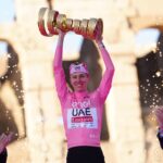 girodociclismo.com_.br-tadej-pogacar-iguala-marca-de-laurent-fignon-e-greg-lemond-apos-vitoria-no-giro-ditalia-pogacar-ergue-trofeu-giro